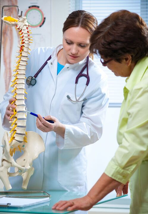 the doctor demonstrates osteochondrosis of the spine on a mockup
